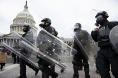 Polizziotti vigilano davanti al Congresso a Capitol Hill, Washington.