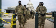 Soldati schierati nel pressi del Congresso a Washington.