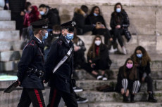 Carabinieri effettuano controlli in piazza del Popolo durante l'emergenza della pandemia per il Covid-19 Coronavirus, Roma