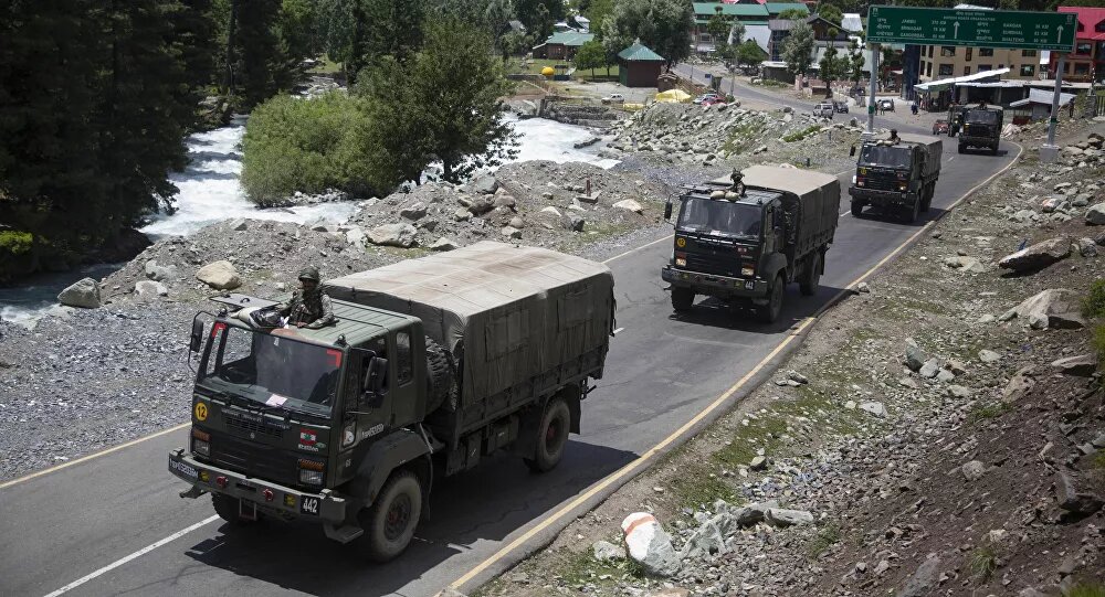 Un convoglio militare nel confine della Cina e l'India.