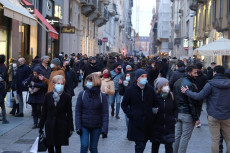 Persone passeggiano in una via centrale a Torino durante il weekend