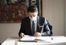 Il premier Giuseppe Conte durante il vertice Ue, Bruxelles, 10 dicembre 2020.