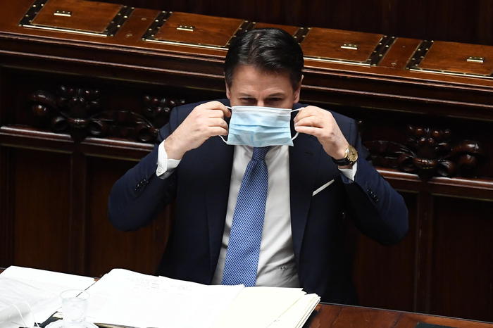 Il presidente del Consiglio, Giuseppe Conte, in Parlamento mentre indossa la mascherina..