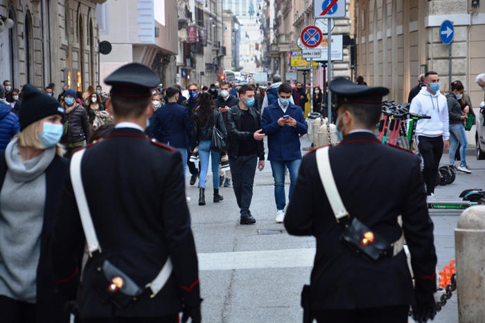 Controlli dei carabinieri per le verifiche circa il rispetto della normativa anti Covid.