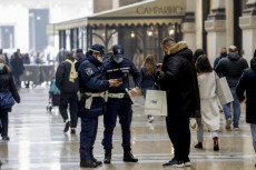 Controlli della Polizia di Stato e della Polizia Locale nell'ultimo sabato prima di Natale durante l'emergenza Coronavirus a Milano