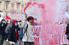 Un momento della manifestazione di circa duecento studenti per le strade di Torino per chiedere il rientro in classe, Torino,
