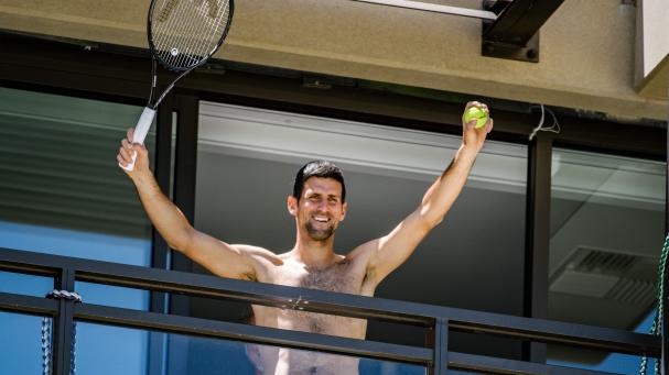 Novak Djokovic, nel balcone dell'albergo.