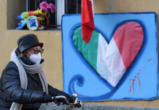 Donna con mascherina in bicicletta a Milano