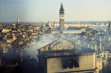 Una veduta del teatro La Fenice, a Venezia, subito dopo l'incendio del 29 gennaio 1996.