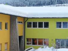 Il tetto carico di neve della scuola evacuata in Friuli.