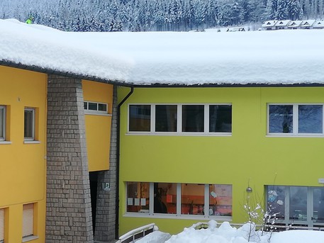 Il tetto carico di neve della scuola evacuata in Friuli.