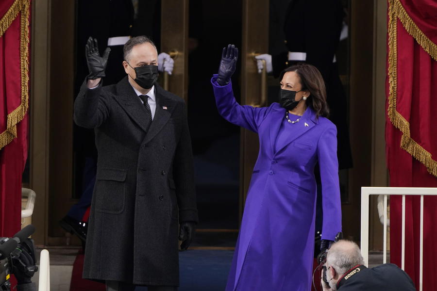 La vicepresidente Kamala Harris e suo marito Doug Emhoff, arrivano alla ceremonia di giuramento a Capitol Hill.