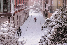 Una via di Madrid bloccata dalla neve delle tempesta Filomena.