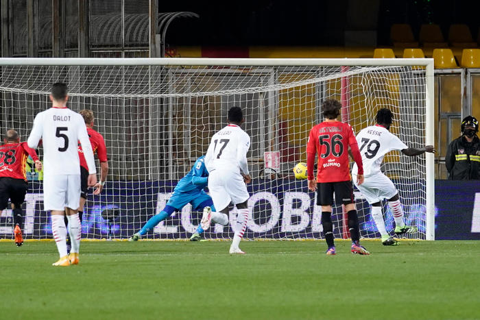 Franck Kessie mette a segno il rigore nella partita vinta dal Milan a Benevento