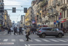 Una via del centro di Milano durante il fine settimana.