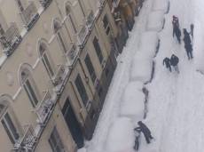 Una via di Madrid bloccata dalla neve durante la tempesta Filomena.