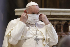 Papa Francesco indossa la mascherina durante il meeting della Comunità di Sant'Egidio nella Basilica di Santa Maria in Aracoeli, a Roma.