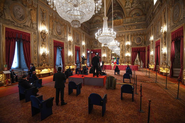 La Sala stampa del palazzo del Quirinale con i giornali in attesa delle dichiarazioni di politici in consulta con il presidente Mattarella..