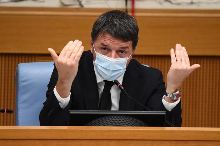 Matteo Renzi durante la conferenza stampa in cui dichiara la crisi.