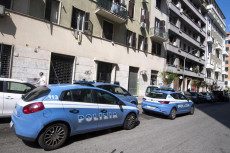 Volanti della Polizia in via Muzio Scevola, nel quartiere Appio a Roma