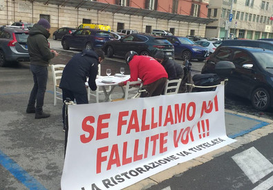 Protesta di ristoratori a Bari: "aiuti subito o falliremo".