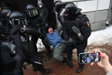 La polizia reprime duramente le manifestazioni di protesta contro l'arresto di Navalny a SanPietroburgo.