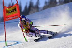 Alexis Pinturault di Francia in azione durante la prima discesa dello slalom gigante della coppa del mondo Alpine Skiing FIS Ski in Adelboden,