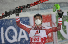 L'austriaco Marco Schwarz festeggia la vittoria nello slalom speciale notturno di Schladming .
