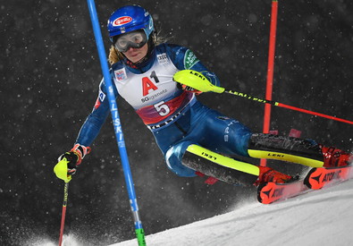 L'americana Mikaela Shiffrin passa un cancello durante lo slalom speciale notturno di Flachau.