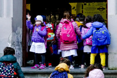 Bambini di una scuola elementare di Napoli tornano in classe