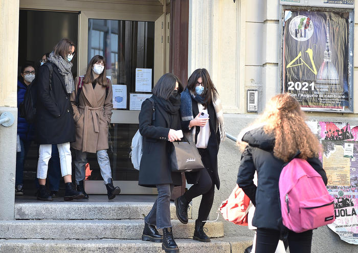 Gli studenti del liceo Gioberti all'uscita dalla scuola dopo il primo giorno di didattica in presenza, Torino