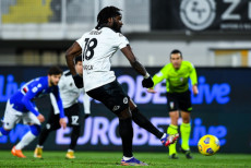 M'Bala Nzola segna il rigore contro la Sampdoria.