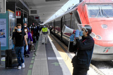 L'arrivo alla stazione centrale di Napoli del treno Frecciarossa da Milano. I passeggeri sono scesi ordinatamente e hanno seguito il percorso indicato dalle forze dell'ordine, mettendosi in fila per la misurazione della temperatura con il termoscanner.
