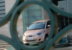 Il logo di Stellantis all'ingresso di Mirafiori.