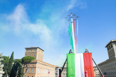 Le frecce tricolori sfrecciano nella ricorrenza della 224/esima Giornata della Bandiera.