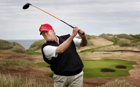 Donald Trump in azione nel suo golf resort durante una visita a Menie estate in Aberdeenshire, Scozia. Immagine d'archivio.