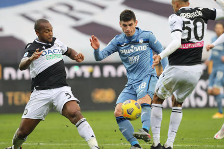 Il giocatore dell'Udinese Samir (S) e Rusland Malinovskyi dell' Atalanta (D) in azione.