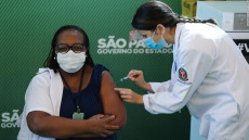 Una infermiera riceve la prima iniezione che da Inizio alla vaccinazione con il Coronavac nel Hospital das Clínicas della Universidad di Sao Paulo (USP), il 17 gennaio 2021.
