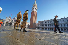 Due soldati di pattuglia in una Piazza San Marco deserta a Venezia.