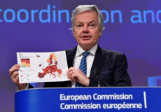 Didier Reynders della Commissione Europea mostra il mappa del rischio Covid-19.