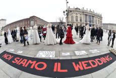 Presidio dei lavoratori del mondo del wedding davanti al palazzo della regione Piemonte in piazza Castello, Torino