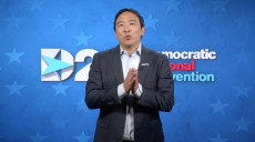 L'ex candidato alla Casa Bianca Andrew Yang pronuncia un discorso durante la Convenzione Nazionale del partito Democratico in Milwaukee, Wisconsin, nel 2020.