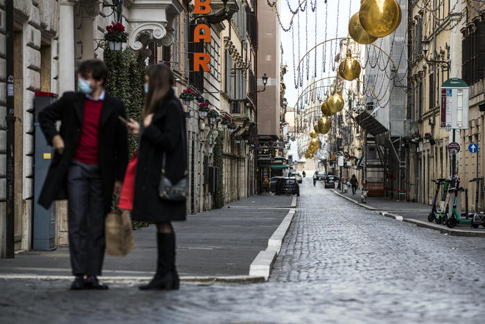 Una via del centro di Roma durante le feste natalizie di Capodanno