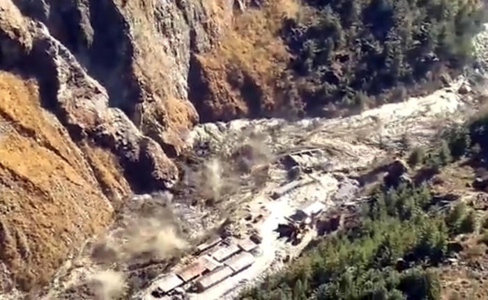 Il crollo di una parte di un ghiacciaio dell'Himalaya, e il conseguente straripamento di un fiume in India, in un fermo immagine del video pubblicato sul profilo Twitter di Osama Bin Javaid,