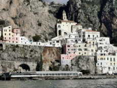 Una frana di grandi dimensioni ha investito la statale amalfitana nel Comune di Amalfi,