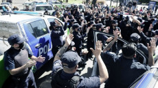 Poliziotti di Buenos Aires protestano davanti la residenza presidenziale