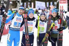 Dominik Windisch, Lukas Hofer, Dorothea Wierer e Lisa Vittozzi festeggiano il secondo posto staffetta nel Mondiale dell'anno scorso a Antholz/Anterselva,