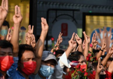Manifestanti fanno il segno delle tre dita, simbolo della protesta contra i militari in Birmania.