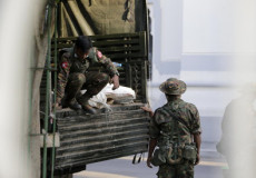 Soldati a Yangon City.