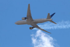 Il Boeing 777 di United Airlines con un motore in fiamme mentre vola sopra Denver, Colorado,
